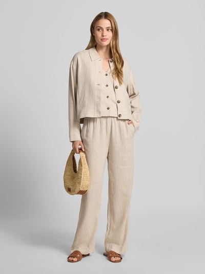 Vrouwenmodel draagt Jacke aus Leinen-Mix mit Kentkragen Modell 'Viana Ginia' van MSCH Copenhagen in beige, recht model, met linnen en viscose, knoopsluiting, stof met fijne structuur. Ganzkörperansicht van voren.