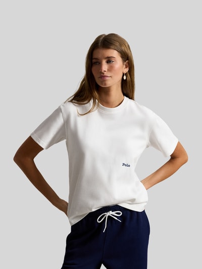 Frauenmodel trägt Regular Fit T-Shirt aus reiner Baumwolle von Polo Ralph Lauren in Unifarbe mit Rundhalsausschnitt, Ganzkörperansicht von vorne.