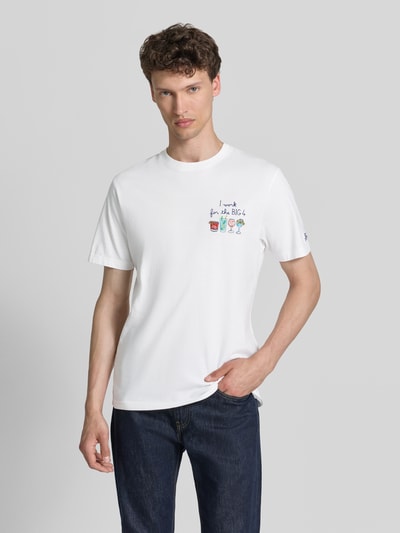 Männermodel trägt weißes Herren T-Shirt mit Stitchings Modell 'PORTOFINO' von MC2 Saint Barth aus reiner Baumwolle, Regular-Fit, Rundhalsausschnitt, Ganzkörperansicht von vorne.