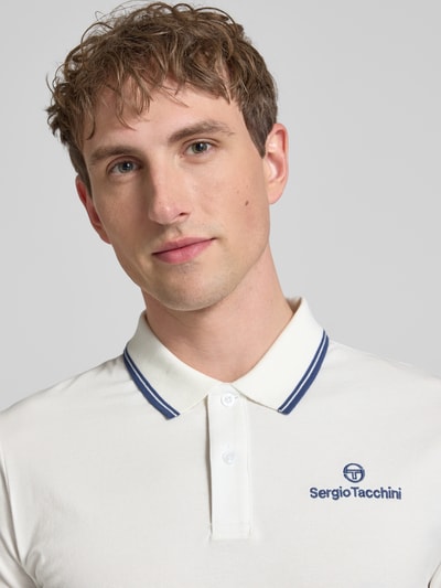 Männermodel trägt Slim Fit Poloshirt mit Logo-Stitching Modell 'Reed' von SERGIO TACCHINI, weiß, kurzärmelig, Nahaufnahme Oberkörper.