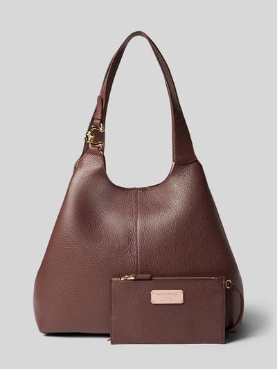 Produktfoto, Tote Bag mit Logo-Detail von Coccinelle in Braun mit genarbter Textur, Schulterriemen, herausnehmbare Innentasche, vor neutralem Hintergrund