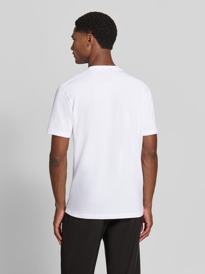 Männermodel trägt weißes Regular Fit T-Shirt aus reiner Baumwolle Modell 'Diflow' von HUGO, Herren T-Shirt, Ganzkörperansicht Rückansicht.
