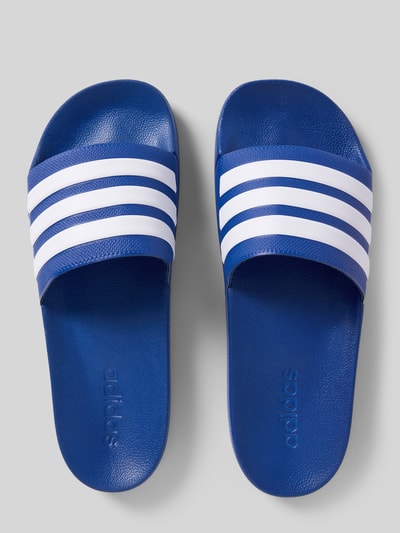 Productfoto, Badeschuhe mit Kontraststreifen van adidas Sportswear in effen blauw met witte strepen, afgeronde neus, platte zool met structuur