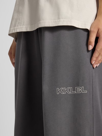 Karo Kauer Jogpants mit Rollsaum und Label-Print Anthrazit 3