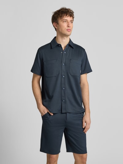 Männermodel trägt Regular Fit vrijetijdsoverhemd met borstzak model 'ADRIAN' van Blend, elastische materiaalmix met viscose, kentkraag, knoopsluiting, borstzakken, donkerblauw, gladde textuur, heren, ganzkörperansicht van voren.