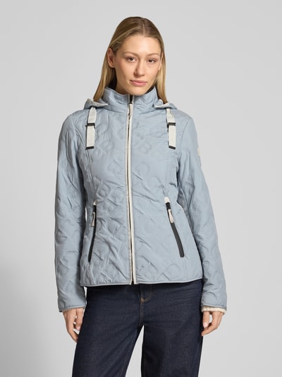 Vrouwenmodel draagt Jacke mit Stehkragen und Reißverschlusstaschen van Gil Bret, lichtblauw, getailleerde fit, ritszakken, katoen, weerbestendig, kap met tunnelkoord, voorkant volledig zichtbaar, borstbreedte 50 cm, schouderbreedte 37 cm, mouwlengte 64 cm, ruglengte 61 cm, detailopname bovenlichaam.