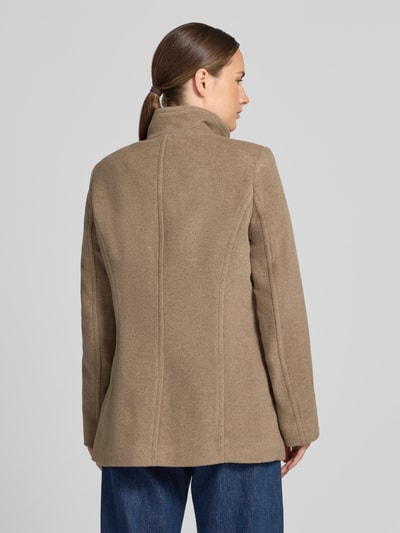 Frauenmodel trägt Jacke mit Stehkragen und wpuszczane kieszenie von FUCHS SCHMITT, mieszanka materiałów z dodatkiem wełny, krój w kształcie litery a, listwa guzikowa, długość tyłu w rozmiarze 36: 73 cm, szerokość ramion w rozmiarze 36: 37 cm, szerokość w rozmiarze 36: 48 cm, długość rękawów w rozmiarze 36: 64 cm, jednolity brązowy kolor, gładka tekstura, widoczne pionowe szwy, widok całej sylwetki z tyłu.