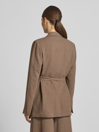 Vrouwenmodel draagt blazer met materiaalmix met viscose, getailleerde pasvorm, reverskraag en tailleband, Blazer met Viskose-Anteil Modell 'Darina' van MSCH Copenhagen, klepzakken, maat S ruglengte 72 cm, borstwijdte 48 cm, mouwlengte 63 cm, geheel van achteren gezien.