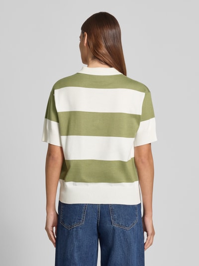 Frauenmodel trägt Regular Fit Poloshirt aus Viskose-Mix Modell 'LULS' von ICHI mit Streifenmuster, Strick-Optik, Rückenlänge 58 cm, Ganzkörperansicht Rückansicht.