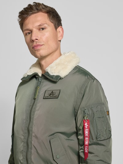 Alpha Industries Bomberjacke mit Reißverschluss und Label-Patch Oliv 3