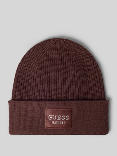 Produktfoto, Mütze aus Viskose-Mix in Strick-Optik von GUESS in Braun mit Logo-Patch und Strasssteinbesatz, Struktur fein gerippt.