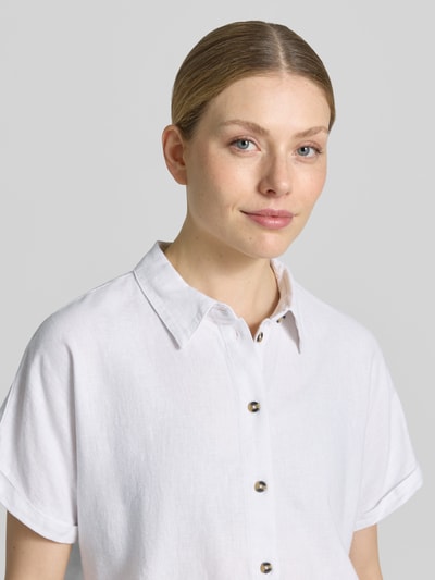 Frauenmodel trägt Relaxed Fit Bluse aus Leinen-Viskose-Mix Modell 'Lava' von FREE/QUENT in Weiß mit Knopfleiste, Nahaufnahme Oberkörper.