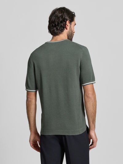 Männermodel trägt Regular Fit T-Shirt in Strick-Optik von Christian Berg Men in Dunkelgrün mit weißen Akzenten, reine Baumwolle, Ganzkörperansicht Rückansicht.