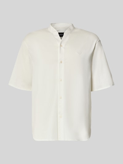 Produktfoto, Regular Fit Freizeithemd mit V-Ausschnitt und Label-Stitching von Emporio Armani aus Reine Baumwolle in Creme, glatte Textur, kurze Ärmel, Knopfleiste, Rückenlänge 74 cm, Schulterbreite 52 cm, Ärmellänge 27 cm
