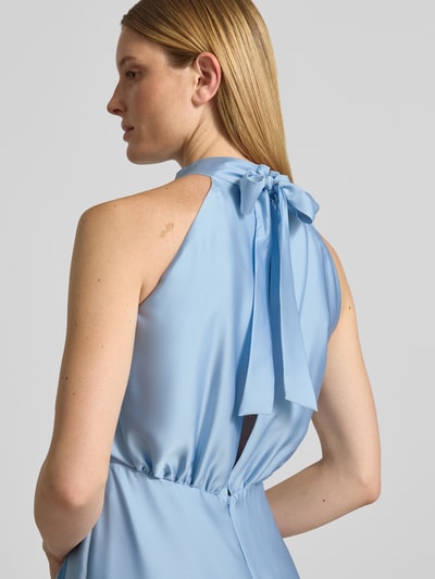 Kobieta modelka nosi Cocktailkleid mit Stehkragen und Volants od SWING, satyna, linia a, sukienka midi, stójka, falbana, długość tyłu w rozmiarze 36: 125 cm, szerokość w rozmiarze 36: 42 cm, zbliżenie na górną część pleców.