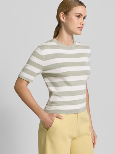 Frauenmodel trägt Strickshirt mit Rundhalsausschnitt Modell 'Maria' von GUIDO MARIA KRETSCHMER WOMAN, Viskose-Mix mit Stretch-Anteil, Regular-Fit, Querstreifen in Hellgrün und Weiß, Rückenlänge bei Größe 36: 53 cm, Ganzkörperansicht von vorne.