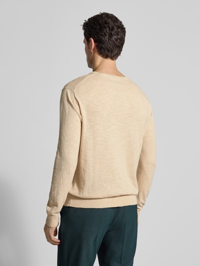 Männermodel trägt Longsleeve mit Leinen-Anteil von Gant in Beige, gerader Schnitt, Rundhalsausschnitt, Baumwoll-Leinen-Mix, Ganzkörperansicht Rückansicht.