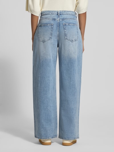 Frauenmodel trägt Loose Fit Jeans aus Baumwoll-Mix Modell 'WIEN' von Vero Moda in heller Denim-Optik, 5-Pocket-Design, Ganzkörperansicht Rückansicht.
