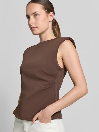 Vrouwenmodel draagt blouse met gelegde plooien Model 'Pina' van YAS uit elastische katoenmix, getailleerde pasvorm, mouwloos design, ronde hals, ruglengte bij maat S 54 cm, detailopname bovenlichaam.