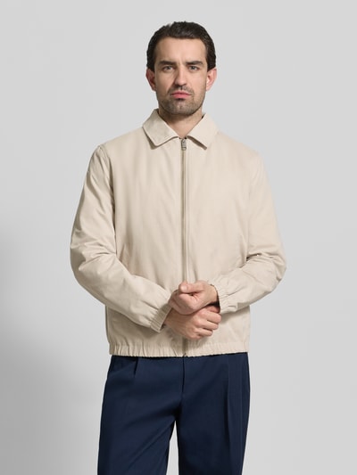 Männermodel trägt Regular Fit Jacke mit Umlegekragen von MCNEAL in Beige, elastische Abschlüsse, Reißverschluss, Ganzkörperansicht von vorne.