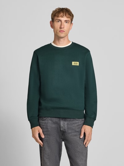 Männermodel trägt donkergrüne sweatshirt van katoenmix mit labelprint Modell 'RUSH' von JACK & JONES, ribboorden, los model, ronde hals, Ganzkörperansicht von vorne