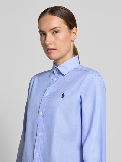 Frauenmodel trägt Regular Fit Hemdbluse aus reiner Baumwolle von Polo Ralph Lauren in Hellblau mit Knopfleiste, Damen Hemdbluse, Nahaufnahme Oberkörper.