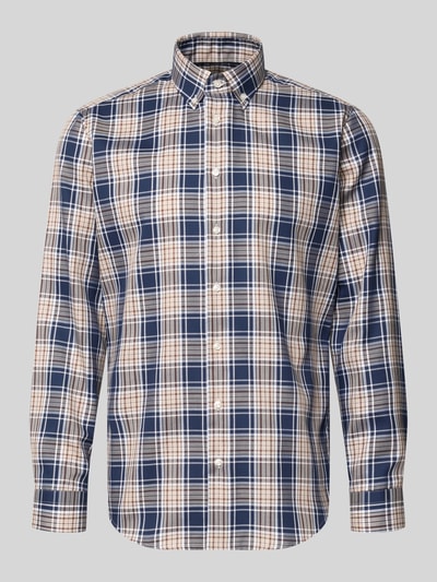 Produktfoto, Regular Fit Business-Hemd mit Button-Down-Kragen von Christian Berg Men aus Reine Baumwolle, kariert in Blau, Beige und Weiß, Big Check, Rückenlänge 78 cm, Schulterbreite 59 cm, Ärmellänge 64 cm.