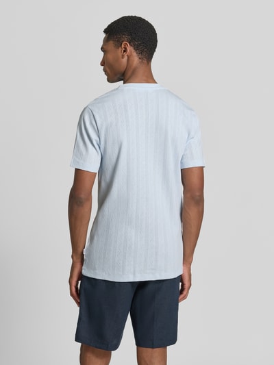 Männermodel trägt T-Shirt in Jaquard-Strick mit Rundhalsausschnitt von Lindbergh, Herren T-Shirt aus Reine Baumwolle, Regular-Fit, Jaquard-Muster, Rundhalsausschnitt, Label-Detail, Rückenlänge bei Größe M 72 cm, Hellblau mit feinen Mustern, glatte Textur, Ganzkörperansicht Rückansicht.