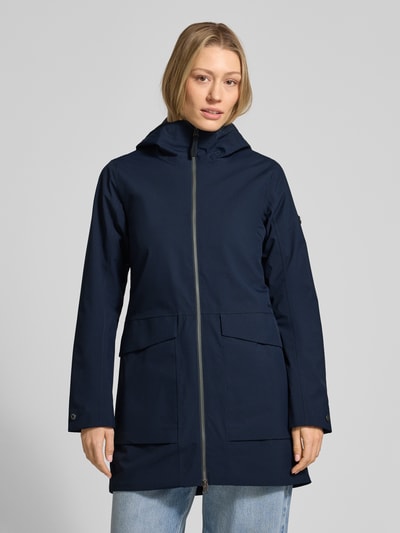Frauenmodel trägt Regular Fit Parka mit Logo-Applikation Modell 'Folka' von Didriksons, dunkelblau, glatte Textur, Ganzkörperansicht von vorne. Rückenlänge 83 cm, Schulterbreite 40 cm, Brustweite 46 cm, Ärmellänge 64 cm, Stehkragen mit Kapuze, Zweiwege-Reißverschluss, aufgesetzte Taschen.