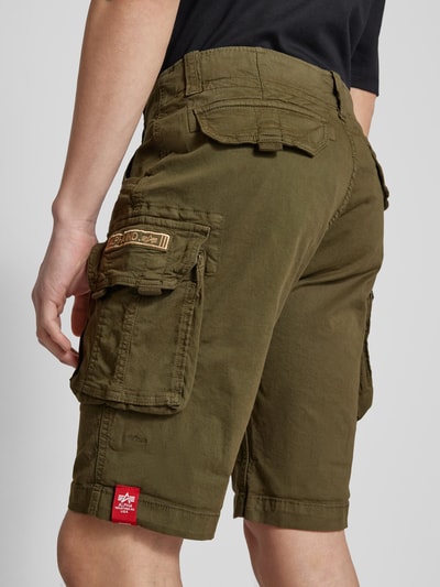 Alpha Industries Regular Fit Cargoshorts mit Label-Stitching Modell 'CREW SHORT' Oliv 3