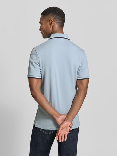 Männermodel trägt Slim Fit Poloshirt aus Bio-Baumwoll-Mix Modell 'SLIM ATLAS SPORT' von SELECTED HOMME in Hellblau, unifarben, Kontraststreifen, Piqué-Struktur, kurze Knopfleiste, kurzarm, Rumpfabschluss mit Seitenschlitzen, Ganzkörperansicht Rückansicht
