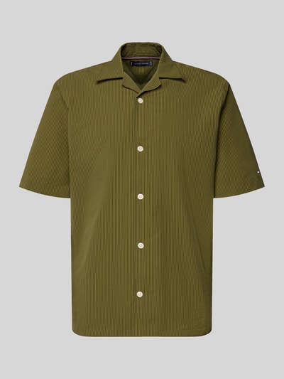 Produktfoto, Relaxed Fit Freizeithemd aus Seersucker-Material von Tommy Hilfiger für Herren mit Optik:Allover-Muster, Passform:Relaxed-Fit, Kellerfalte hinten, Ärmelform:Kurzarm, Materialverarbeitung:Seersucker in Olivgrün mit feiner Struktur und weißen Knöpfen.