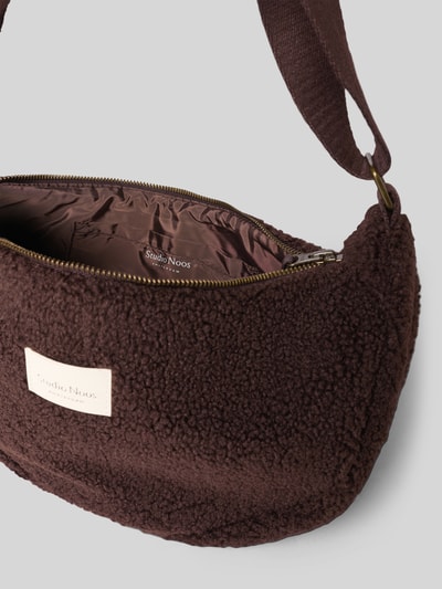 Produktfoto, saszetka nerka z futerka Bauchtasche aus Teddyfell von Studio Noos, główna przegroda z zamkiem błyskawicznym, regulowany pasek na ramię, przegródka wewnętrzna, szerokość w rozmiarze 1: 39 cm, długość w rozmiarze 1: 22 cm, głębokość w rozmiarze 1: 8 cm, długość paska na ramię w rozmiarze 1: 72 cm, brązowy kolor, miękka faktura