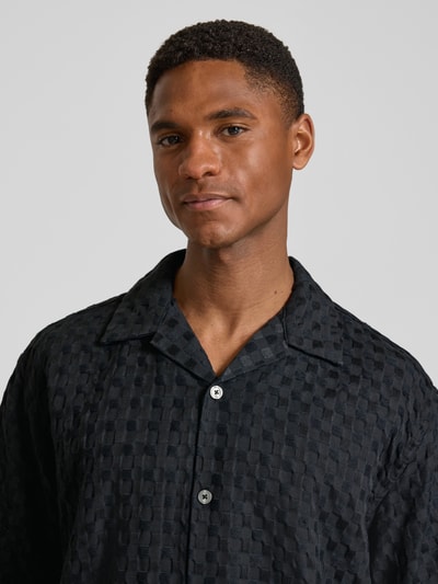 Männermodel trägt Relaxed Fit Freizeithemd aus reiner Baumwolle Modell 'MONTY' von SELECTED HOMME, Jacquard, unifarben, Nahaufnahme Oberkörper.