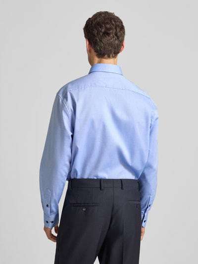 Männermodel trägt Comfort Fit Business-Hemd mit Brusttasche von ETERNA in Hellblau, aus reiner Baumwolle mit Sportmanschetten, Ganzkörperansicht Rückansicht.