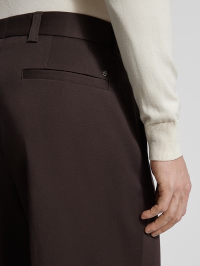 Männermodel trägt Relaxed Fit Wijdte broek van katoenmix Model 'C-PAT-BB-DPL' van BOSS, look: effen, twill, detailopname rug.