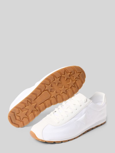 Produktfoto, Sneaker mit Logo und Gummisohle Modell 'TIAH5' von Guess in Weiß mit brauner profilierter Sohle, abgerundeter Spitze, Schnürung.