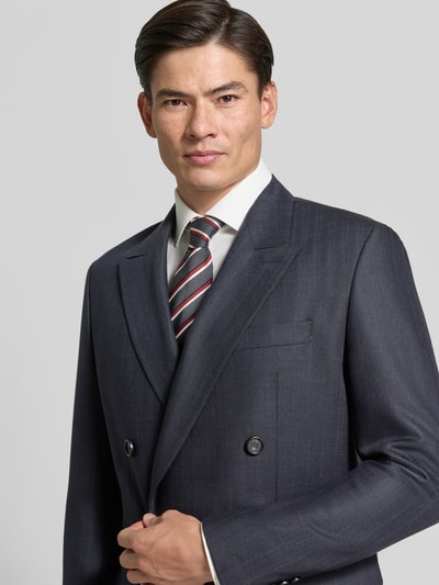 Männermodel trägt Regular Fit Sakko aus reiner Baumwolle von Strellson in Dunkelgrau mit glatter Textur, Nahaufnahme Oberkörper.