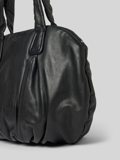 Produktfoto, Shopper aus echtem Leder mit Logo-Prägung Modell 'Lucy' von LIEBESKIND BERLIN, schwarze Farbe, strukturierte Oberfläche, Hauptfach mit Reißverschluss, Tragehenkel, Maße 46 cm Breite, 31 cm Länge, 16 cm Tiefe, Schulterriemen 66 cm.