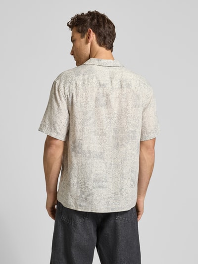 Männermodel trägt Relaxed Fit Freizeithemd aus Leinen-Lyocell-Mix von CK Calvin Klein, Optik:Allover-Muster, Ganzkörperansicht Rückansicht
