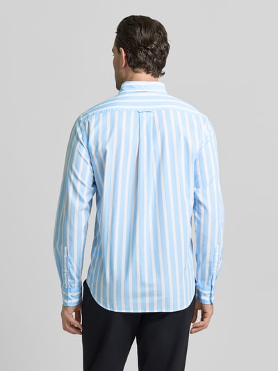 Männermodel trägt Slim Fit Freizeithemd mit Brusttasche von Gant in Hellblau-Weiß gestreift, reine Baumwolle, Rückenansicht Ganzkörperansicht.