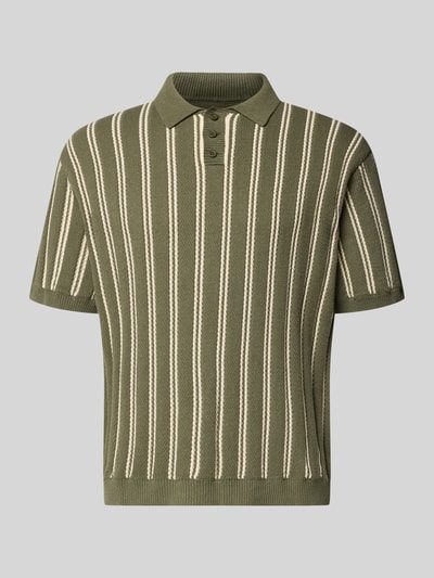 Produktfoto, Regular Fit Strick-Poloshirt Modell 'POUL' von Redefined Rebel für Herren, gestreiftes Strickshirt im Baumwoll-Mix, Knopfleiste, Rückseite und Vorderseite zeigen grünes und beiges Streifenmuster, Struktur wirkt weich und grob gestrickt, Rückenlänge bei Größe M: 66 cm.