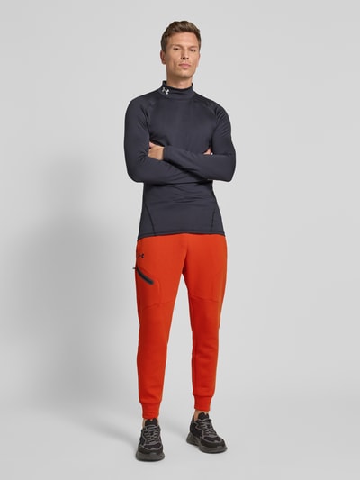 Under Armour Spodnie dresowe o kroju slim fit z nadrukiem z logo model ‘Unstoppable’ Jasnoczerwony 1