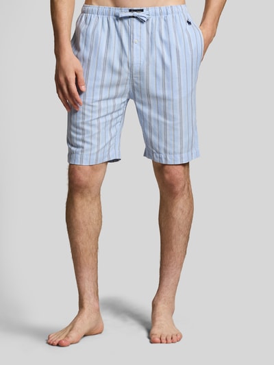 Männermodel trägt Regular Fit Pyjama-Shorts aus reiner Baumwolle von Polo Ralph Lauren Underwear, gestreift, Webware, Nahaufnahme Oberkörper.