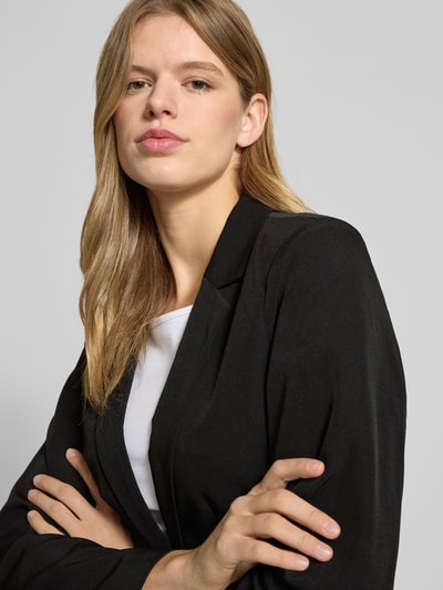 Frauenmodel trägt Loose Fit Longblazer mit Abnähern Modell 'BOZZY' von Pieces, Optik: Unifarben, Nahaufnahme Oberkörper.
