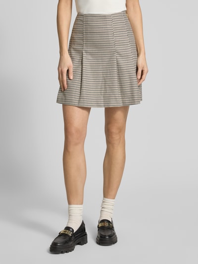 Frauenmodel trägt Mini-Rock mit Viskose-Anteil Modell 'ROBALLO-1' von HUGO, Optik: Allover-Muster, A-Linie, Bi-Color Pepita, gelegte Falten, Nahtreißverschluss, Mini-Länge, Ganzkörperansicht von vorne.