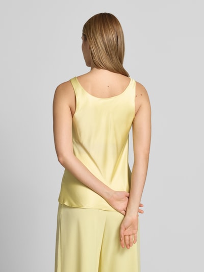 Frauenmodel trägt Satintop mit Wasserfall-Ausschnitt von Rinascimento in Hellgelb, glatte Satin-Textur, gerade Form, Rückenansicht Ganzkörperansicht.