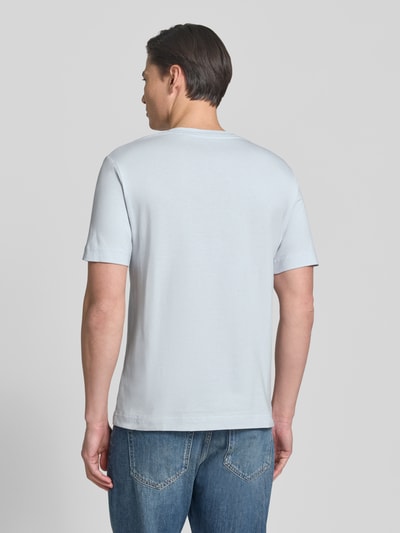 Männermodel trägt Regular Fit T-Shirt aus reiner Baumwolle von Marc O'Polo, Optik: Unifarben, Passform: Regular-Fit, Materialverarbeitung: Jersey, Kurzarm, Rundhals, Logo-Print, Herren T-Shirt, Ganzkörperansicht Rückansicht.