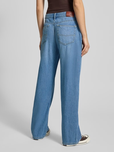 Frauenmodel trägt Wide Leg Jeans aus Baumwoll-Lyocell-Mix von Pepe Jeans in Melange-Optik mit Nieten, Gürtelschlaufen, 5-Pocket-Design, Denim-Material, Ganzkörperansicht Rückansicht.