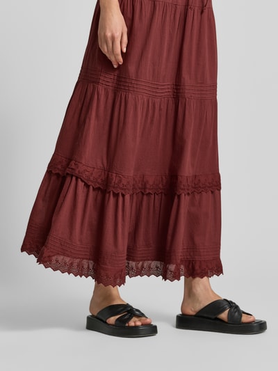 Frauenmodel trägt Schmaler Maxi-Rock aus reiner Baumwolle Modell 'SANDY' von Vero Moda, Optik: Unifarben, Passform: Regular-Fit, schmal, Länge: Maxi, Bundabschluss: Elastisch mit Tunnelzug, Material: Reine Baumwolle, Nahaufnahme Unterkörper.